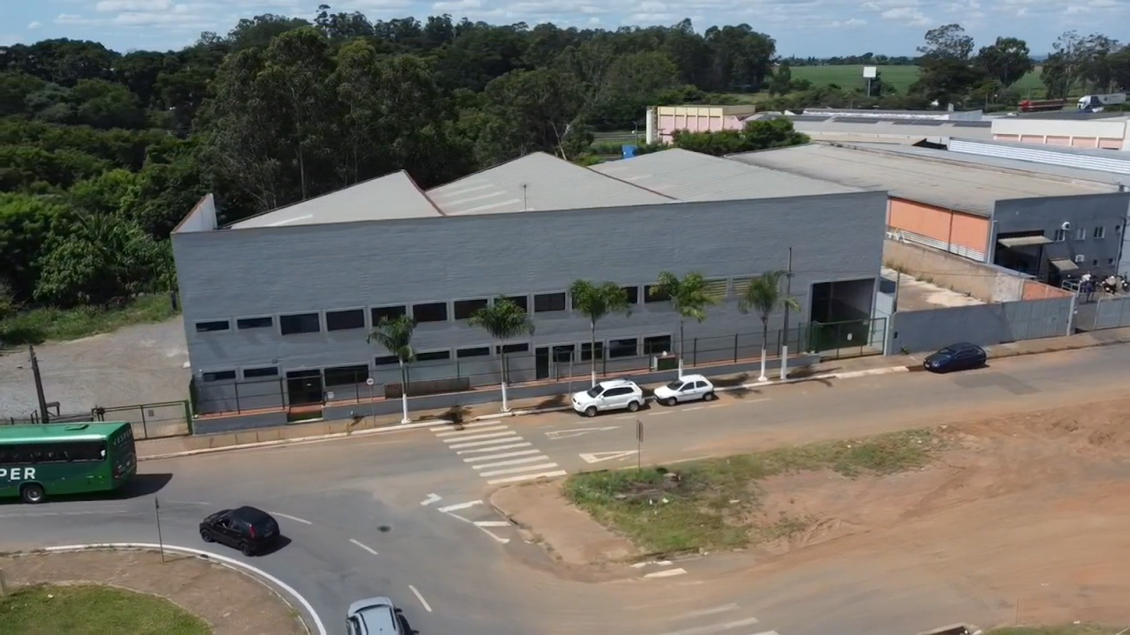 Fachada da fábrica da ECOCASA — Tecnologias Ambientais