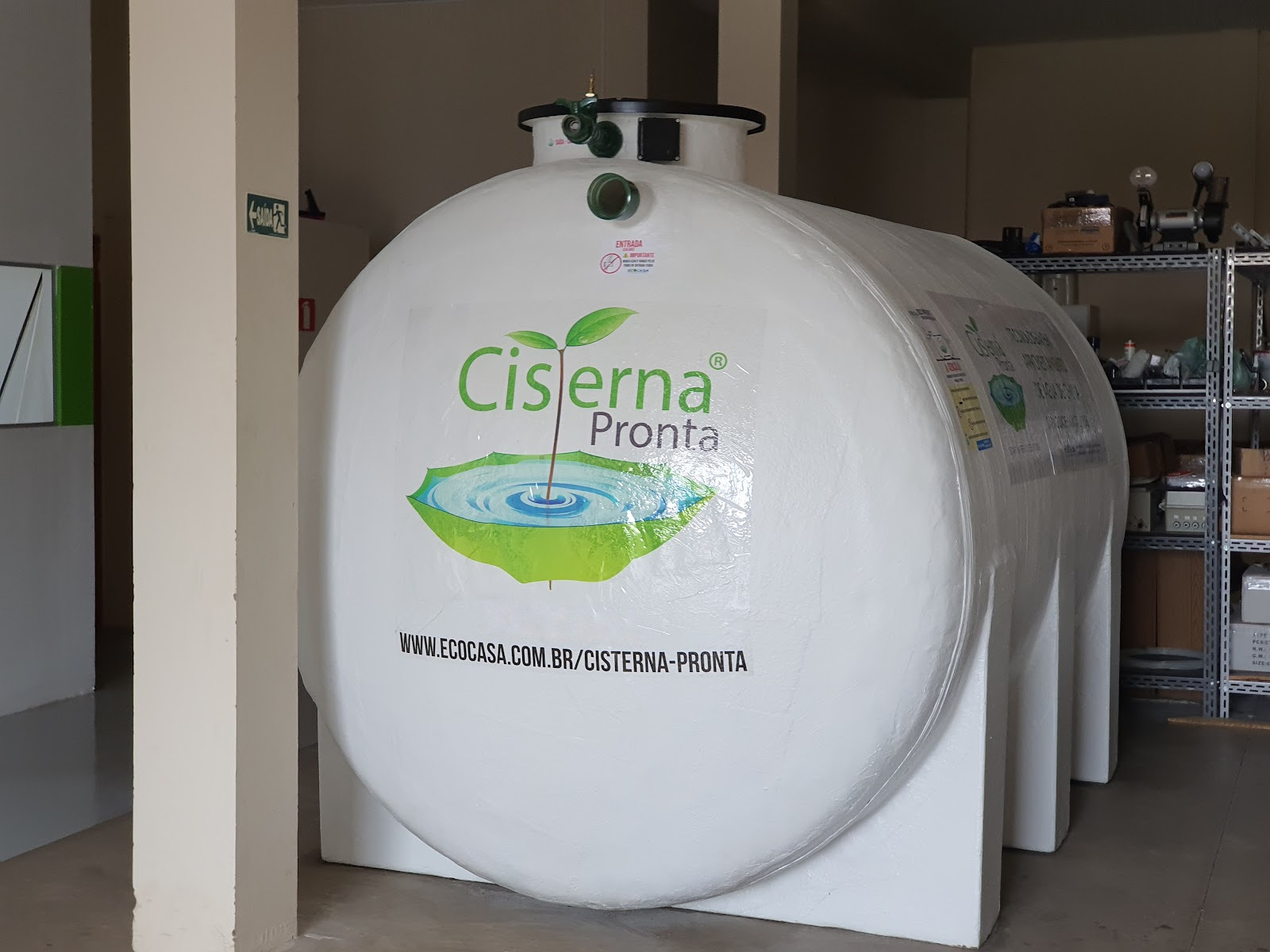 Cisterna Pronta da ECOCASA: tanque branco com a marca aplicada, pronto para instalação